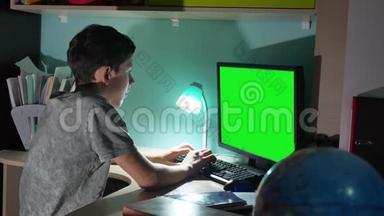 绿色钥匙室内青少年男孩玩电脑特写<strong>手游</strong>视频后坐.. 青年学生考试